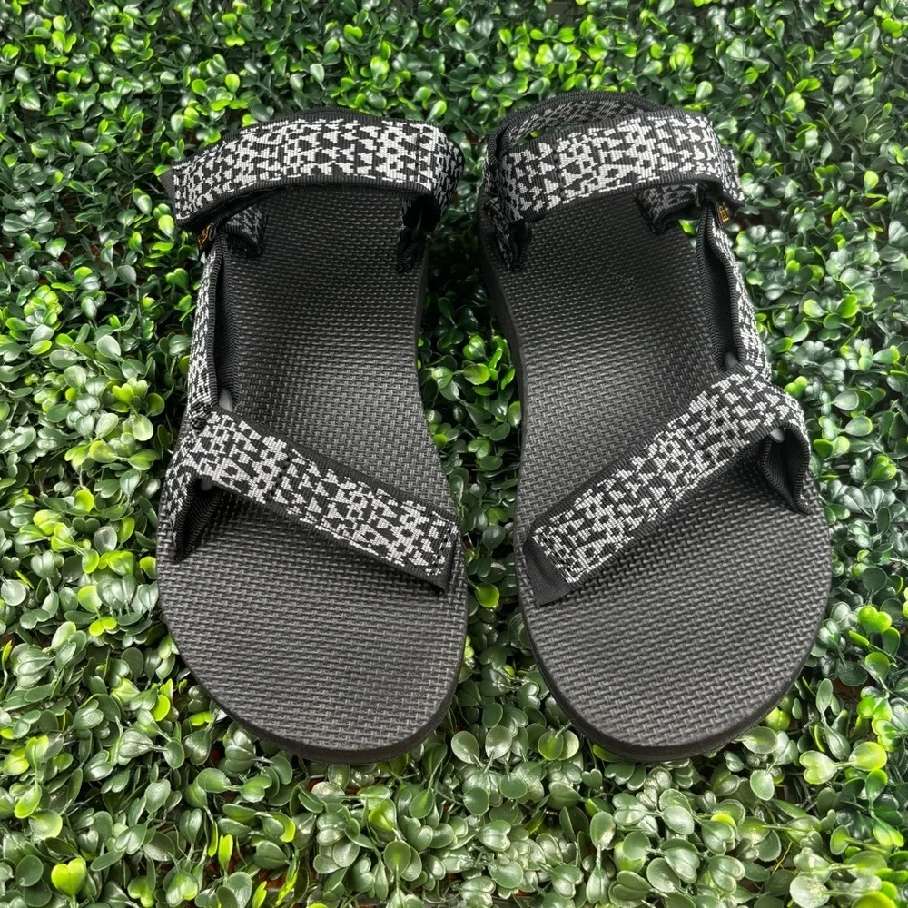 TEVA ORIGINAL UNIVERSAL SANDALS IN THE ETCHING BLACK COLORWAY SIZE 10 MAN